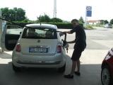 Gioioso fa benzina in modo assai bizzarro!